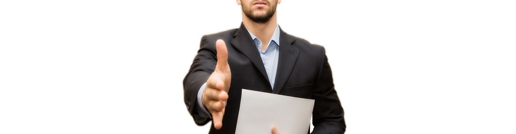 stretta di mano di uomo in giacca e camicia per lavoro e firma d