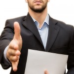 stretta di mano di uomo in giacca e camicia per lavoro e firma d